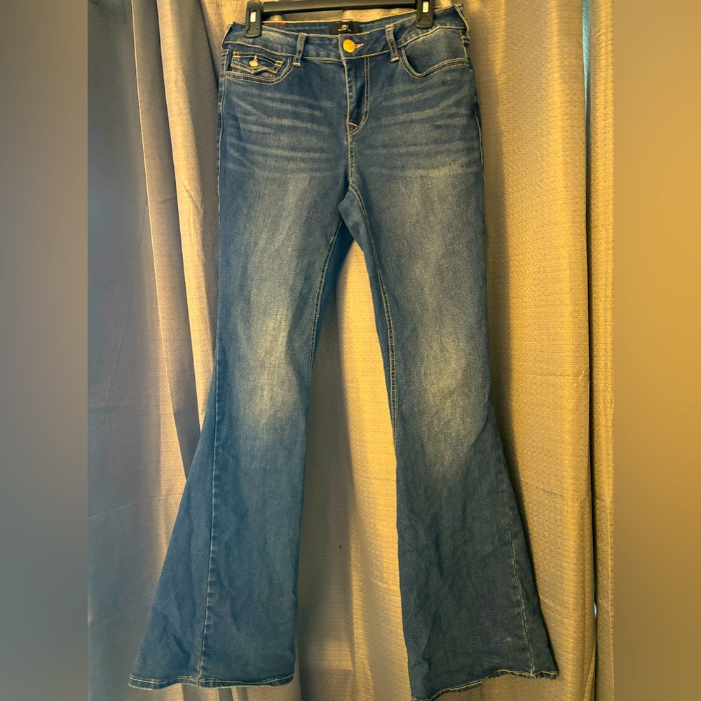 Women’s size 28 true religion, joey midrise flare jeans, worn only once.